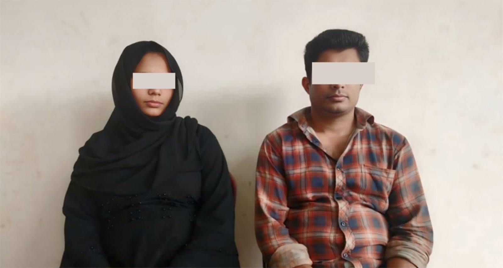 বড়লেখা সীমান্তে ভারতীয় দম্পতি আটক, অবৈধ অনুপ্রবেশের অভিযোগ  মৌলভীবাজারের বড়লেখা সীমান্ত দিয়ে অবৈধভাবে বাংলাদেশে প্রবেশের সময় এক ভারতীয় দম্পতিকে আটক করেছে বর্ডার গার্ড বাংলাদেশ (বিজিবি)।  শুক্রবার (১৫ মে) সকাল সাড়ে ৬টার দিকে উপজেলার দক্ষিণ শাহবাজপুর ইউনিয়নের গান্ধাই এলাকা থেকে তাদের আটক করা হয়। এ সময় তাদের কাছ থেকে ভারতীয় পরিচয়পত্র ও মোবাইল ফোন উদ্ধার করা হয়েছে।  আটককৃতরা হলেন— কামরুল আহমেদ (৩২) ও তার স্ত্রী হুসনা বেগম লস্কর (২৪)।  বিজিবি সূত্রে জানা যায়, কামরুল আহমেদ ২০১৪ সালে দালালের মাধ্যমে যশোরের বেনাপোল সীমান্ত দিয়ে ভারতে যান। পরে ২০১৫ সালে তিনি ভারতীয় নাগরিকত্ব গ্রহণ করেন। পরবর্তীতে ভারতের হাইলাকান্দি জেলার লালা গ্রামের তাজ উদ্দিন লস্করের মেয়ে হুসনা বেগম লস্করকে বিয়ে করেন।  বিজিবির প্রাথমিক জিজ্ঞাসাবাদে তারা অবৈধভাবে সীমান্ত অতিক্রম করে বাংলাদেশে প্রবেশের কথা স্বীকার করেছেন বলে জানানো হয়।  বিজিবি জানিয়েছে, আটক দম্পতির বিরুদ্ধে আইনানুগ ব্যবস্থা গ্রহণের প্রক্রিয়া চলছে।  এ বিষয়ে বড়লেখা থানার ভারপ্রাপ্ত কর্মকর্তা (ওসি) মো. মনিরুজ্জামান খান জানান, বিজিবি আটক দুজনকে থানায় সোপর্দ করেছে। বিষয়টি যাচাই-বাছাই করা হচ্ছে। বিজিবির পক্ষ থেকে এজাহার দেওয়া হচ্ছে। মামলা দায়েরের পর প্রয়োজনীয় আইনগত ব্যবস্থা নেওয়া হবে।