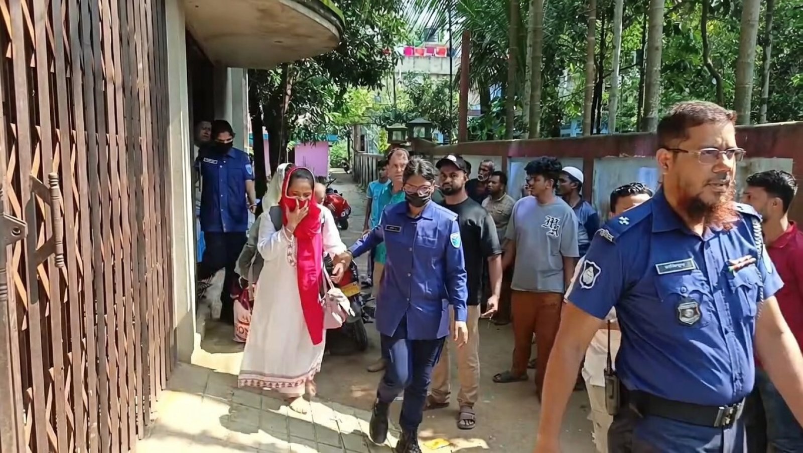 জৈন্তাপুরে তিনতলা ভবনে অভিযানে: নারী-শিশুসহ আটক ১৪, ধরা পড়ল দালাল