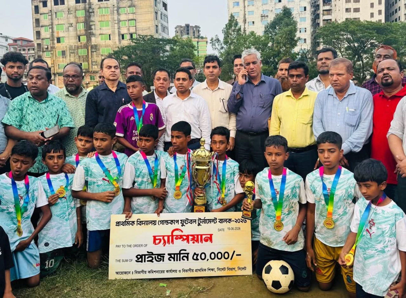 প্রাথমিক বিদ্যালয় গোল্ডকাপ ফুটবলে বিভাগীয় চ্যাম্পিয়ন লংলাখাল স্কুল দলকে মন্ত্রী আরিফুল হক চৌধুরীর অভিনন্দন