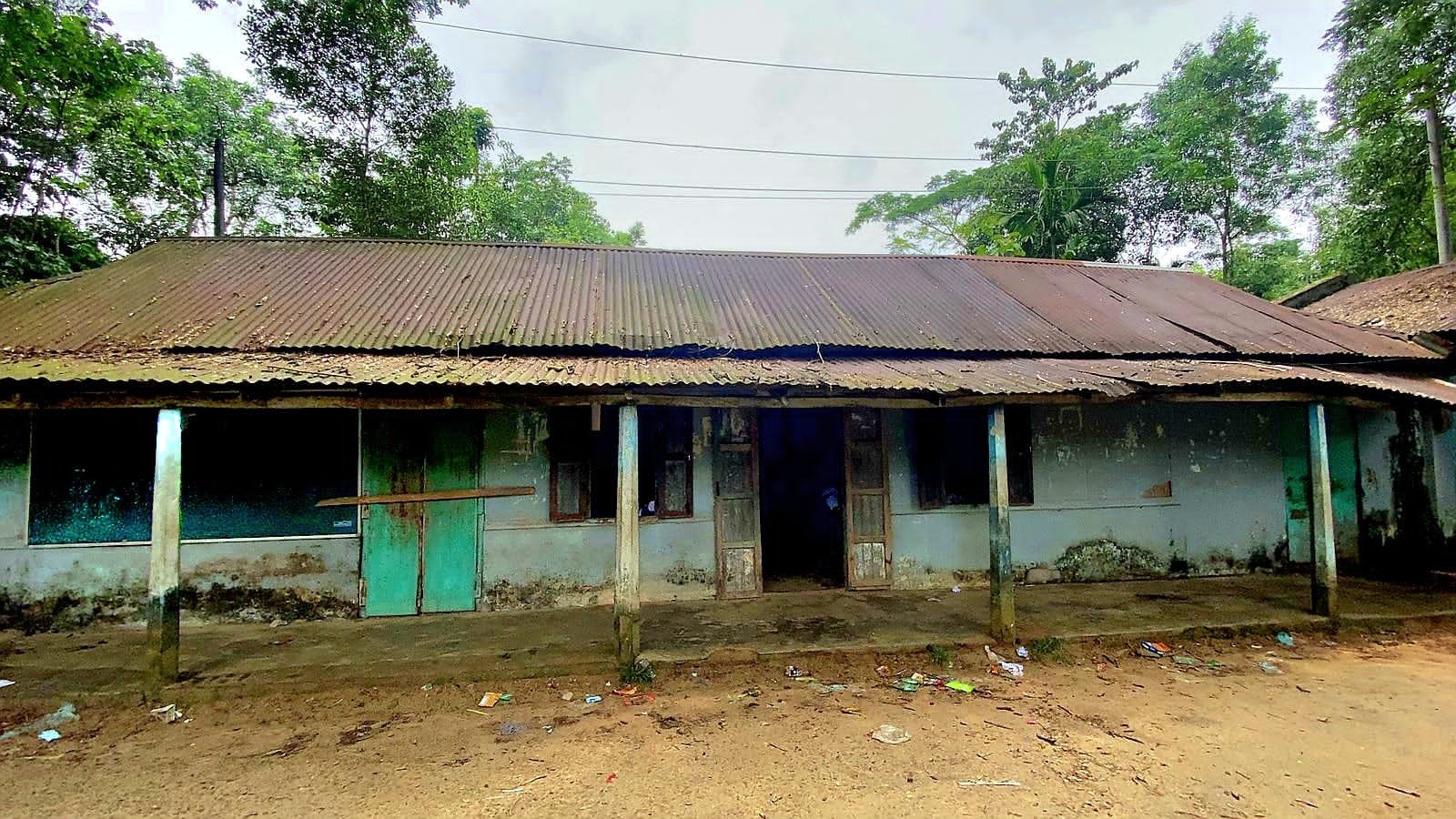 ঝুঁকিপূর্ণ কক্ষে পাঠদান: আতঙ্কে শিক্ষার্থীরা, সুন্দিশাইল সরকারি প্রাথমিক বিদ্যালয়ে নতুন ভবনের দাবি