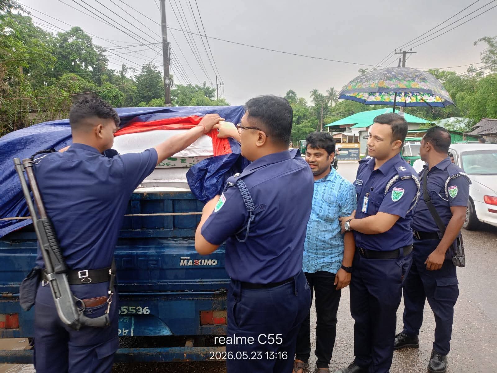 জৈন্তাপুরে চোরাই ভারতীয় চা-পাতাসহ পিকআপ জব্দ, গ্রেপ্তার ১