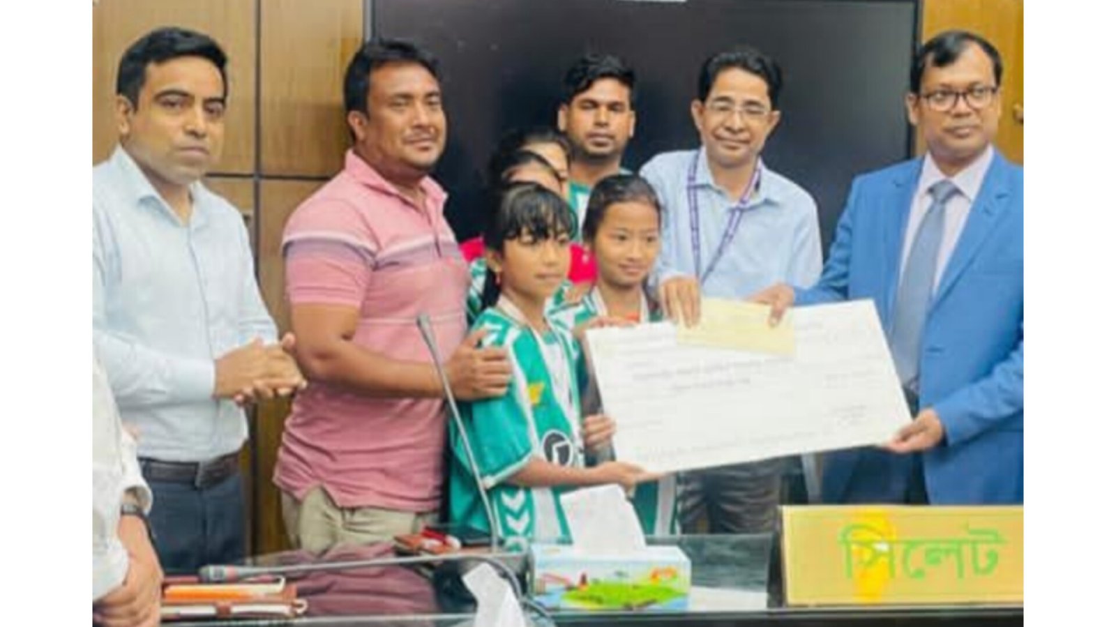 জৈন্তাপুরে প্রাথমিক বিদ্যালয় ফুটবল টুর্নামেন্টের বিজয়ীদের আর্থিক পুরস্কার দিলেন ডিসি