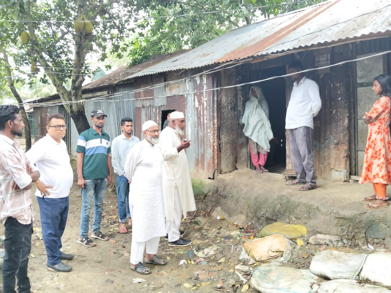 আলীনগর সংঘর্ষের ক্ষতিগ্রস্তদের পাশে দিরাই উপজেলা বিএনপি, শান্তি ফেরানোর আহ্বান