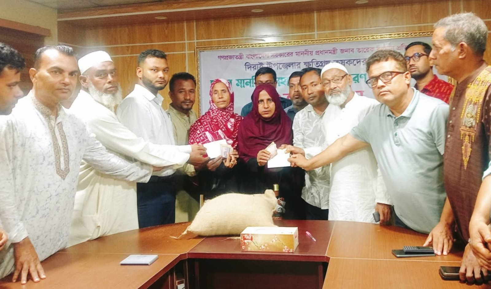 দিরাইয়ে হাওর কৃষকদের মানবিক সহায়তা কার্ড বিতরণ শুরু: ক্ষতিগ্রস্ত ৯৮৭ কৃষককে নগদ টাকা ও চাল প্রদান