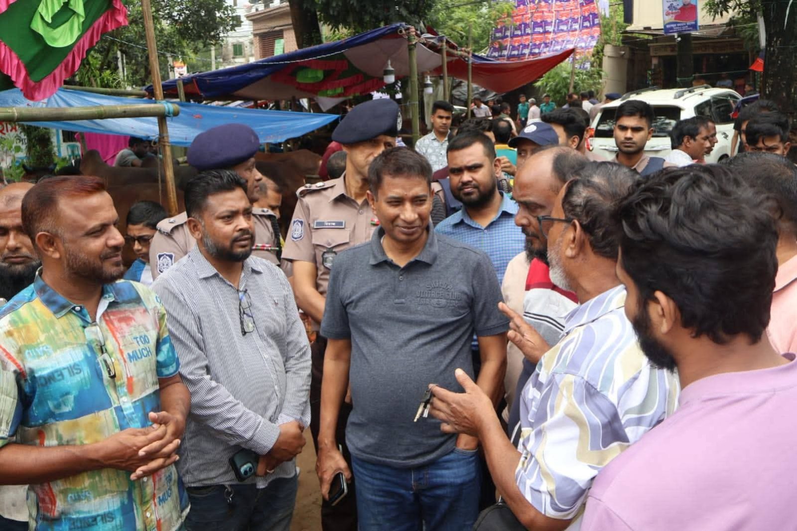 সিলেটে কোরবানির পশুর হাট পরিদর্শনে এসএমপি কমিশনার: নিরাপত্তা জোরদার ও সুশৃঙ্খল ব্যবস্থাপনার নির্দেশ