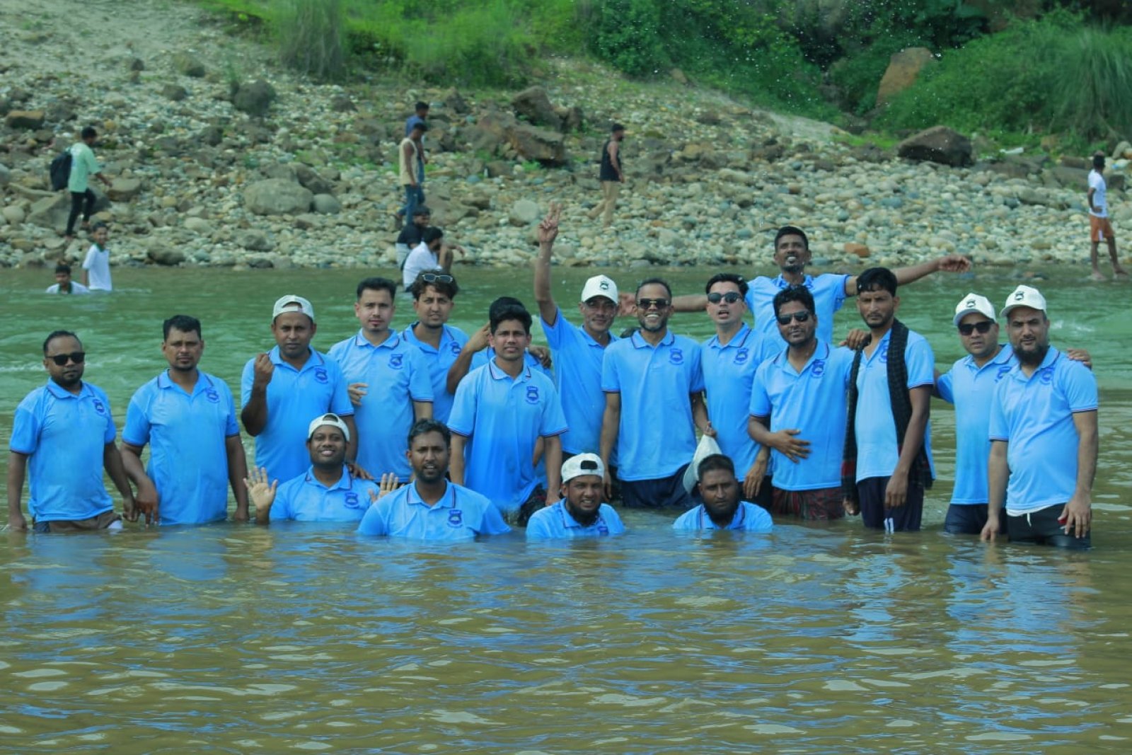 চিকনাগুল আদর্শ উচ্চ বিদ্যালয় ব্যাচ-২০০৬: দুই দশক পর জাফলংয়ে স্মরণীয় পুনর্মিলনী বনভোজন