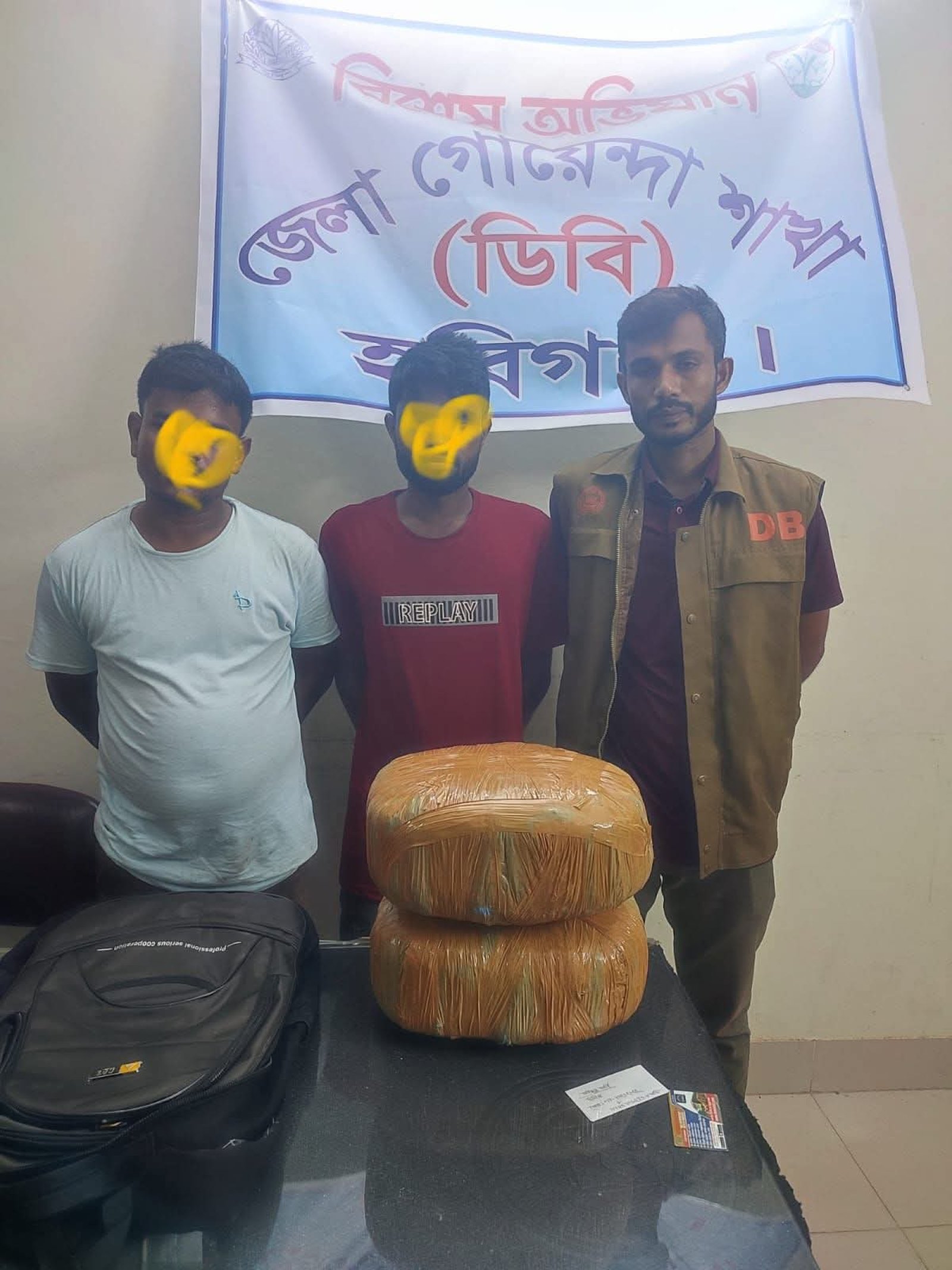 ঢাকা–সিলেট মহাসড়কে ডিবির অভিযানে ৬ কেজি গাঁজাসহ ২ মাদক কারবারি গ্রেপ্তার