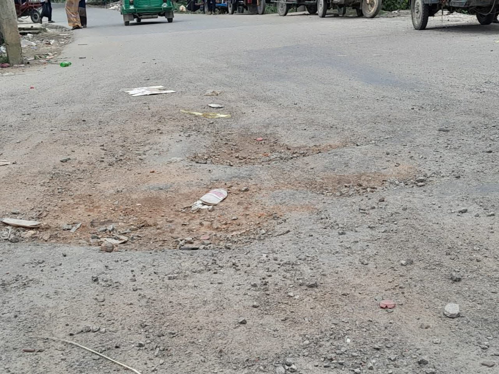 ২ কোটি ৮৭ লাখ টাকার সড়ক সংস্কার: কাজ শেষ হওয়ার আগেই উঠে যাচ্ছে কার্পেটিং, অনিয়মের অভিযোগ