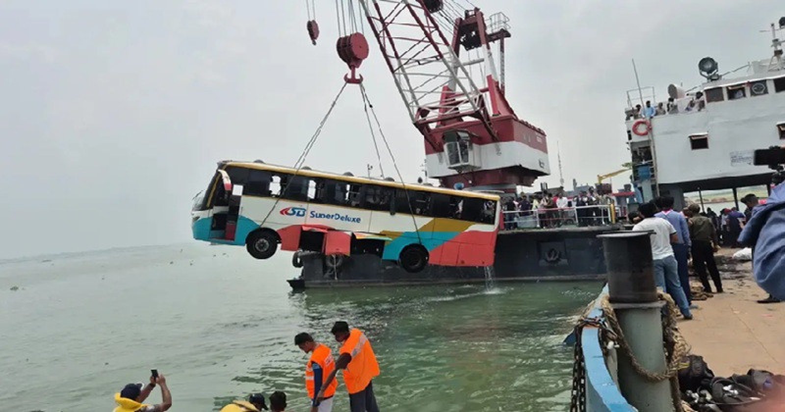 পদ্মায় আবারও বাস দুর্ঘটনা দৌলতদিয়ায়, নৌপরিবহন মন্ত্রণালয়ের তদন্ত কমিটি গঠন