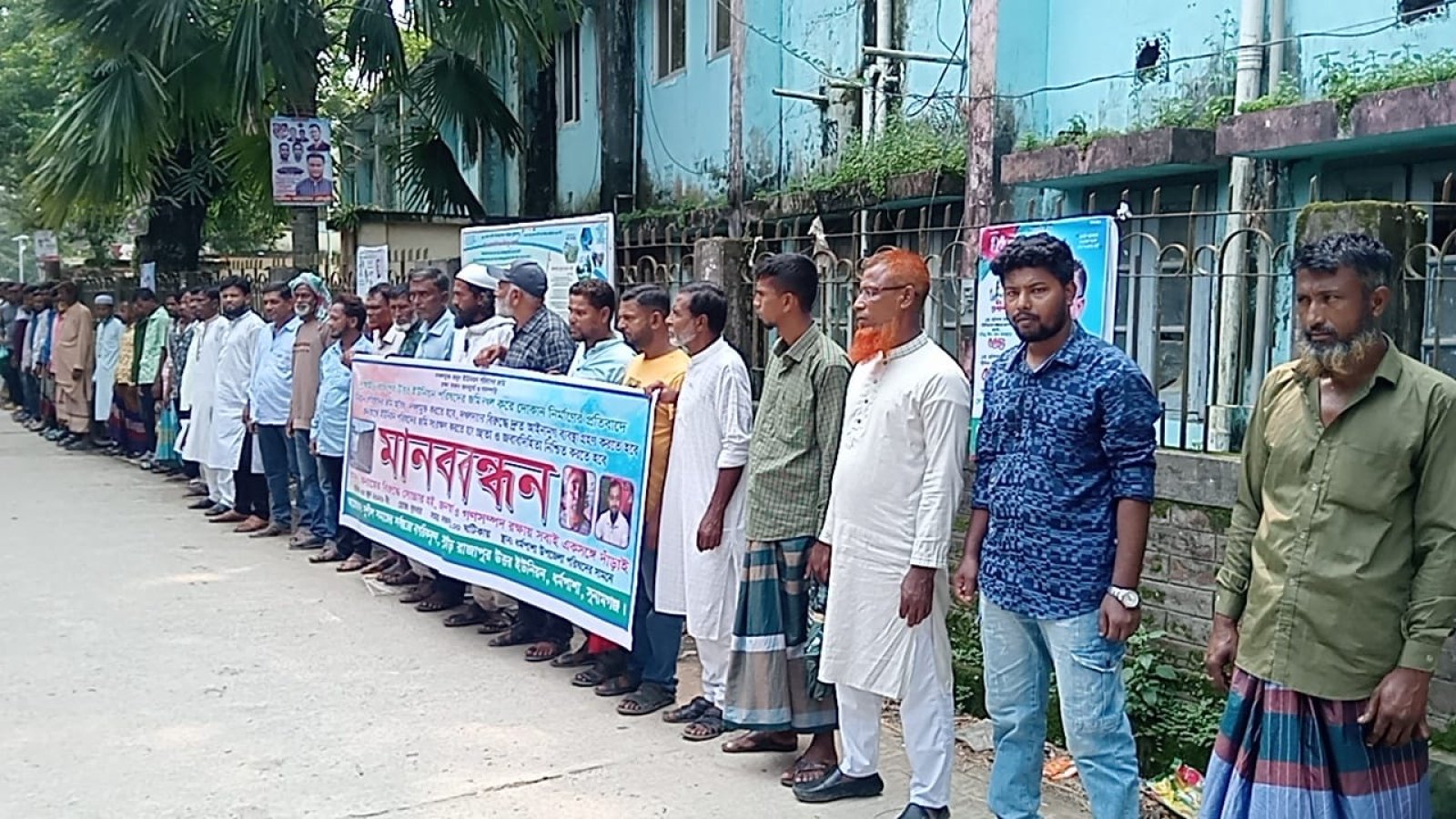 ধর্মপাশায় ইউপি জায়গা দখল করে দোকানঘর নির্মাণের অভিযোগ, প্রতিবাদে মানববন্ধন