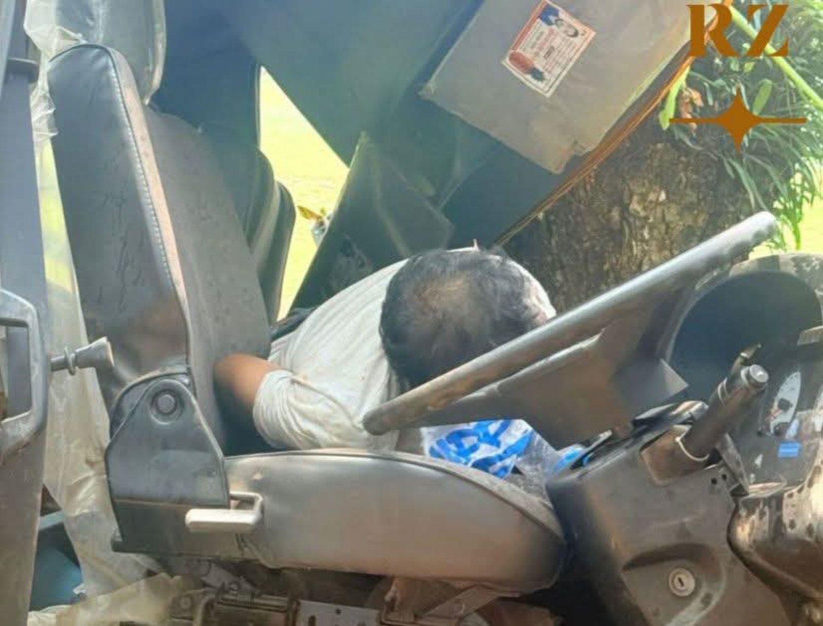 নিয়ন্ত্রণ হারিয়ে গাছের সঙ্গে ধাক্কা, ইটভাটা ম্যানেজার নিহত, চালক পলাতক