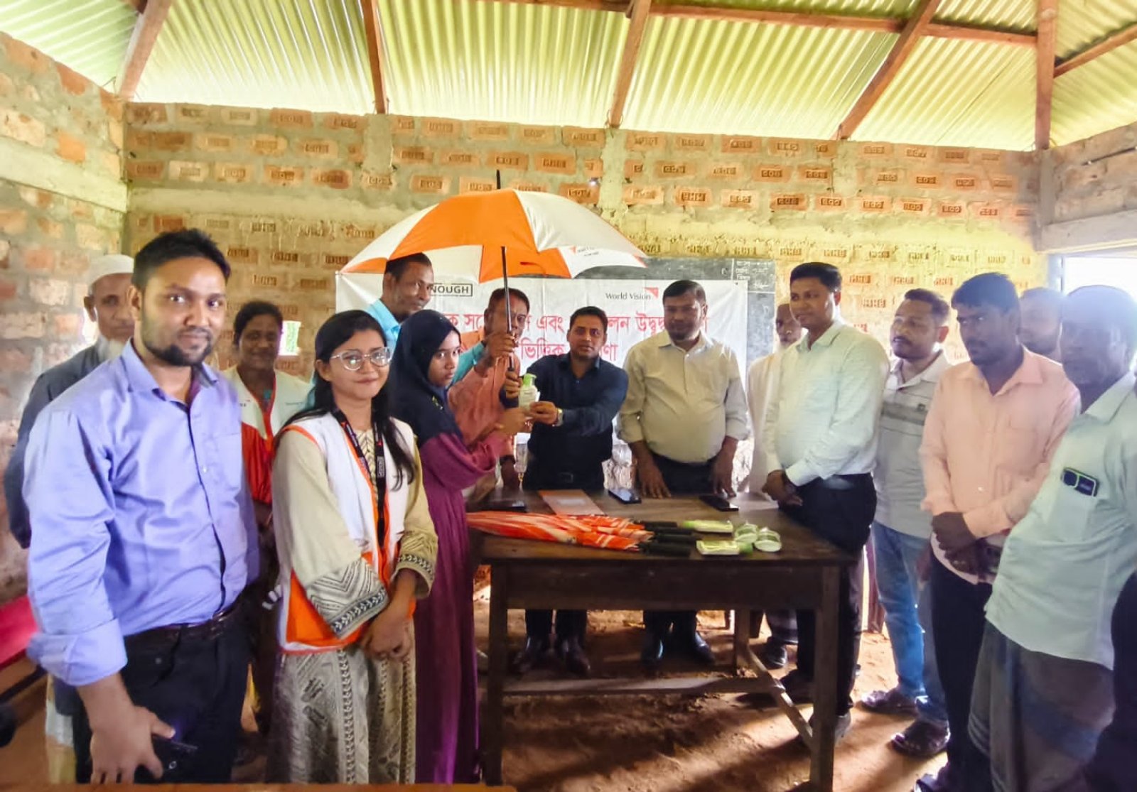 গোয়াইনঘাটে ওয়াশ সচেতনতা কর্মসূচি, শিক্ষার্থীদের মাঝে ছাতা বিতরণ