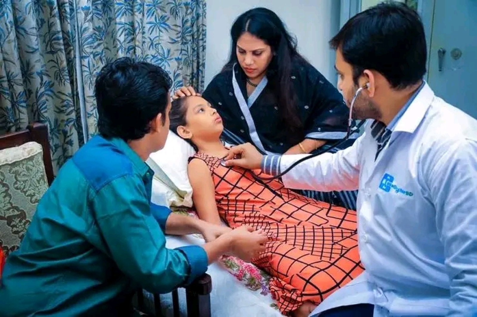 গ্রামে চিকিৎসক সংকটের মধ্যে DMF পরিচয় ও ‘ডাক্তার’ উপাধি নিয়ে নতুন বিতর্ক