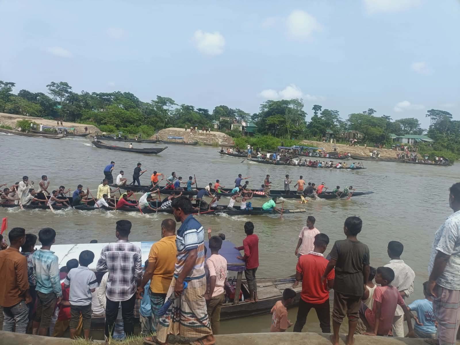 কোম্পানীগঞ্জে ঐতিহ্যবাহী নৌকা বাইচ: উৎসবমুখর আয়োজনে দর্শনার্থীদের ঢল
