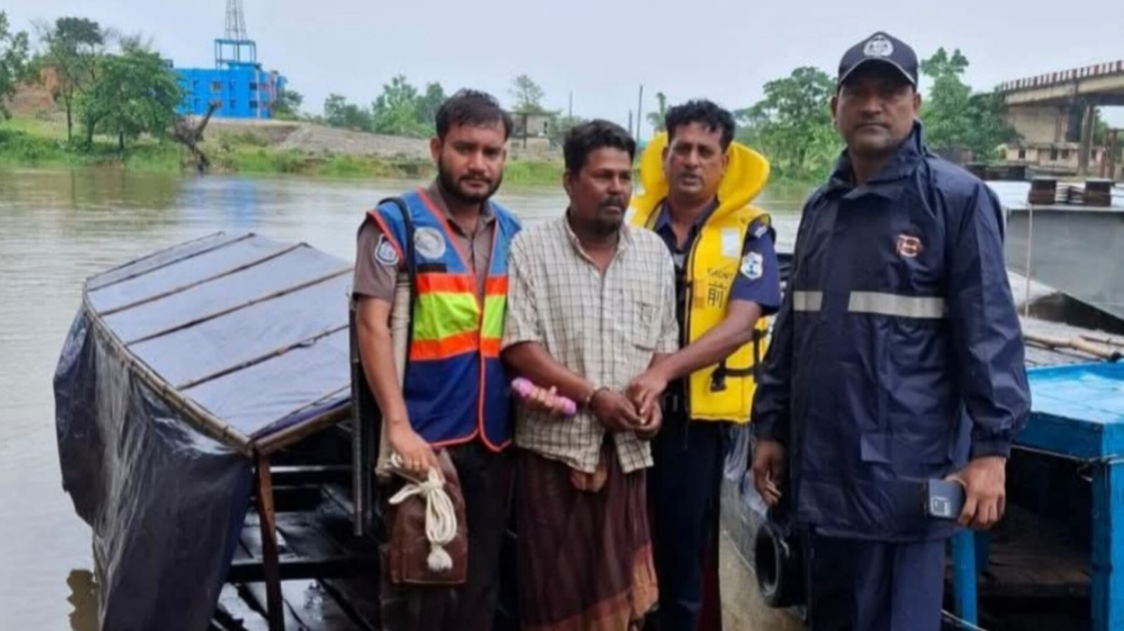 বাল্কহেড ও কার্গো জাহাজ থেকে চাঁদাবাজির অভিযোগে আটক ১, ছাতক নৌ পুলিশের অভিযান