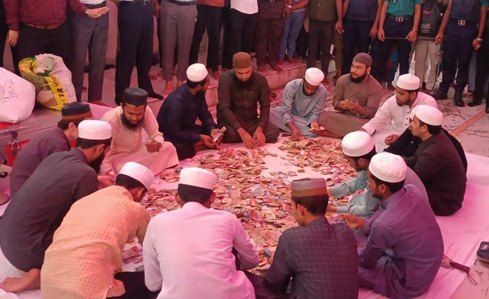 ৪ দিনেই শাহজালাল (রহ.) মাজারের দানবাক্সে প্রায় ১৮ লাখ টাকা, মিলল স্বর্ণ ও বিদেশি মুদ্রা