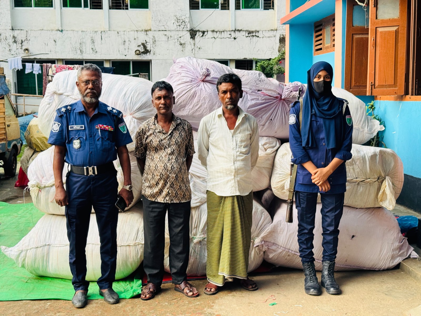 সিলেট সীমান্তে ভারতীয় কম্বলের অবৈধ চালানসহ দুইজন গ্রেফতার, জব্দ ১১ লাখ টাকার মালামাল