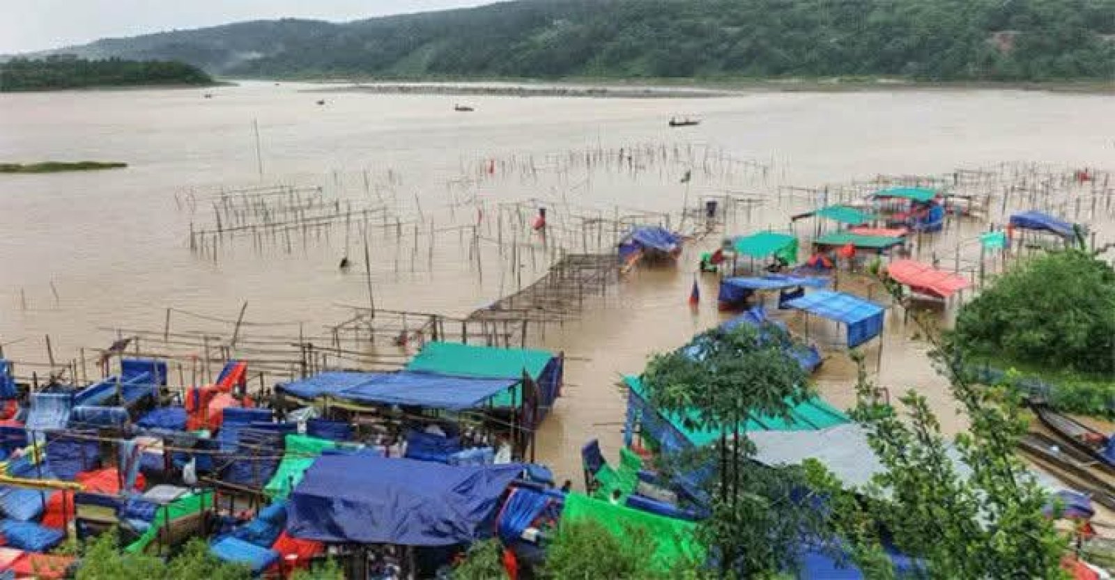 পাহাড়ি ঢলের তাণ্ডবে জাফলং: এক রাতে ভেসে গেল শতাধিক দোকান, নিঃস্ব ব্যবসায়ীরা