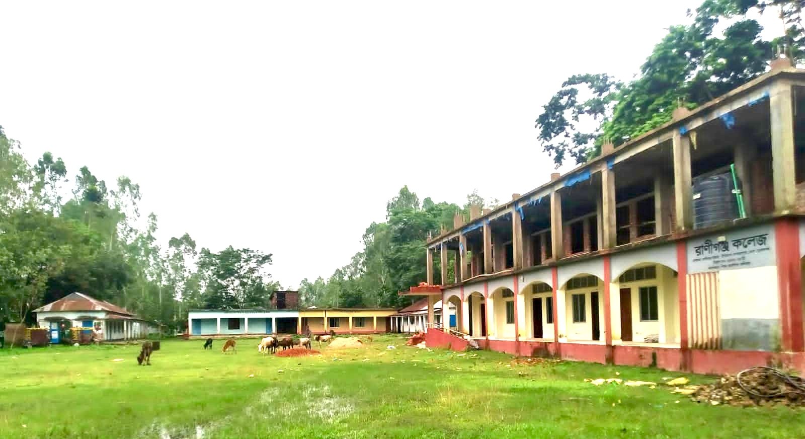 রাণীগঞ্জ কলেজে শিক্ষকদের হাতাহাতি-মারামারি, উত্তেজনায় শিক্ষক-শিক্ষার্থী ও অভিভাবকরা