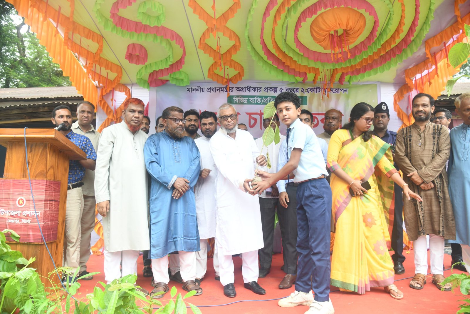 প্রাথমিক শিক্ষার উন্নয়নে নতুন ভবন ও শিক্ষা উপকরণের আশ্বাস শ্রমমন্ত্রীর, শিক্ষার্থীদের মাঝে গাছের চারা বিতরণ