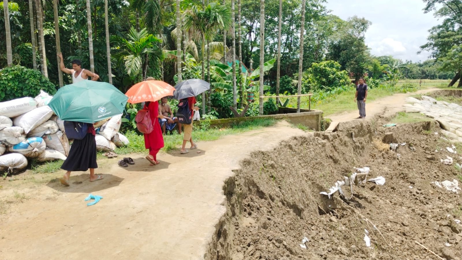 সুরমার ভয়াল ভাঙনে বিলীন হচ্ছে জনপদ, অস্তিত্ব সংকটে ১২১ বছরের সুরানন্দপুর সরকারি প্রাথমিক বিদ্যালয়