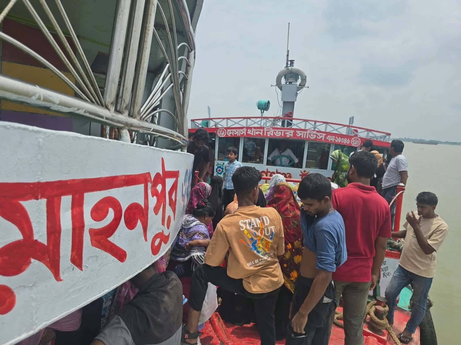 মেঘনায় বিকল যাত্রীবাহী লঞ্চ, নৌ পুলিশের তৎপরতায় নিরাপদে উদ্ধার ১২০ যাত্রী
