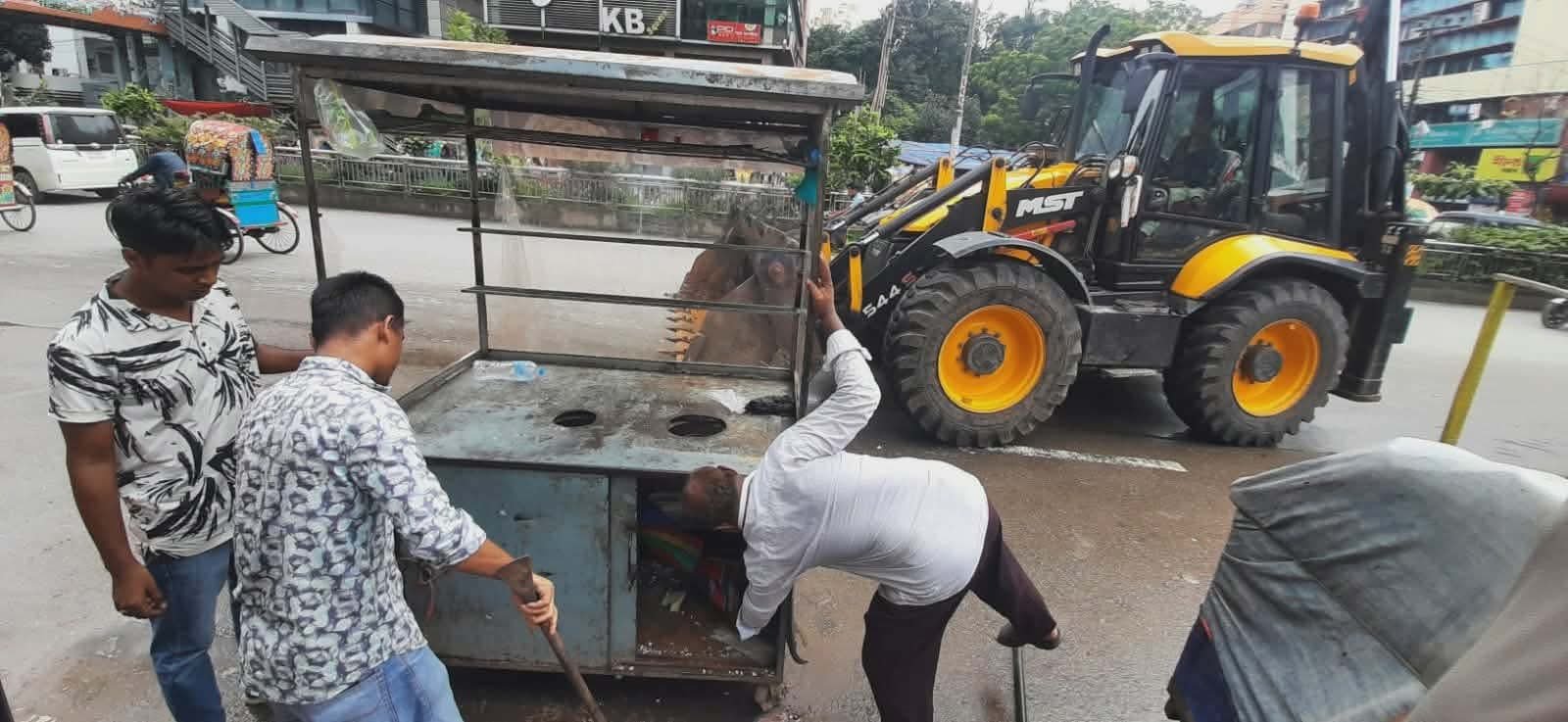 ধানমন্ডি কাকলি হাই স্কুলের সামনে ডিএসসিসির অভিযান: বখাটেদের ছত্রভঙ্গ, অবৈধ স্থাপনা উচ্ছেদ ও জরিমানা