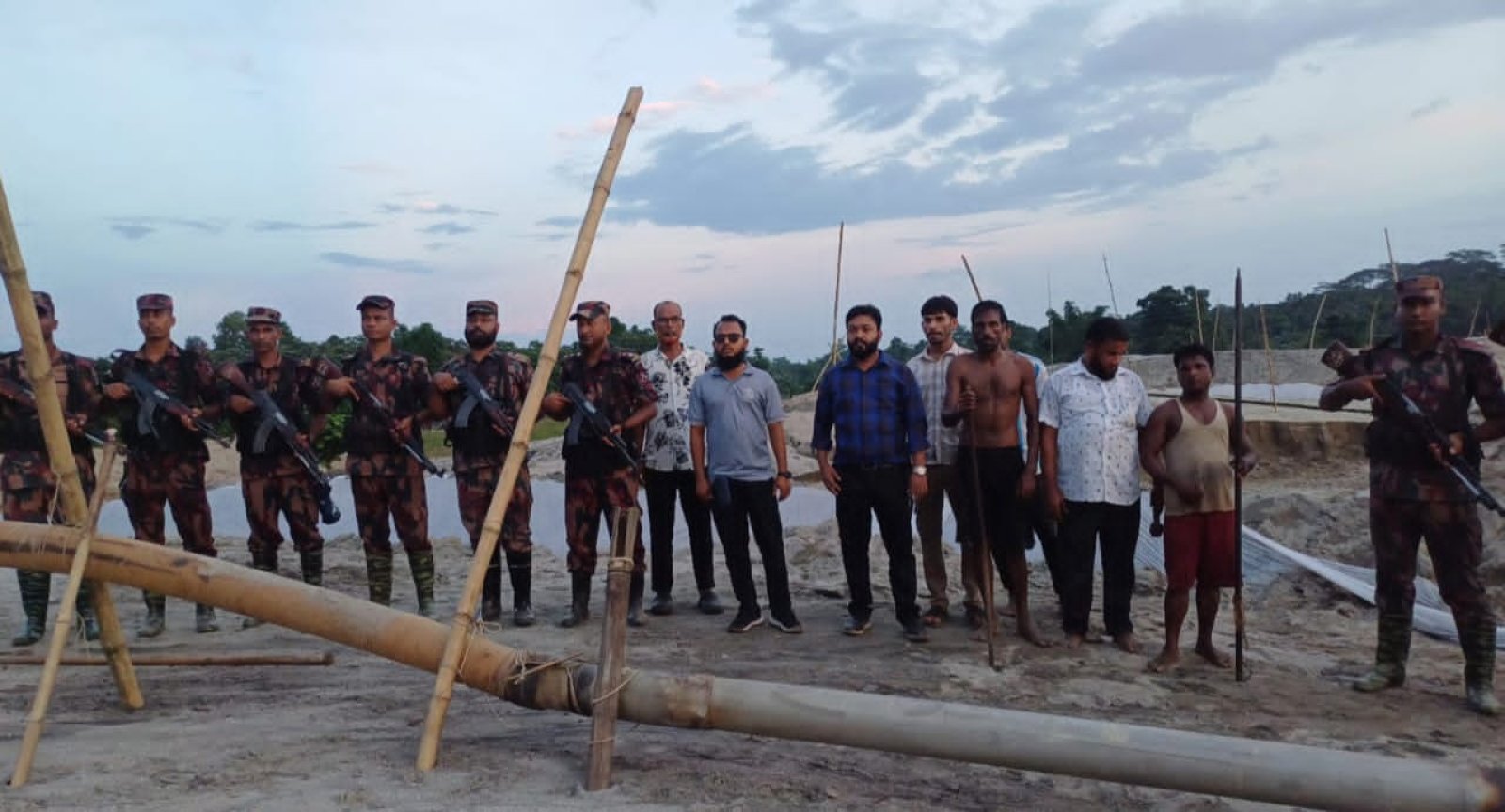 গোয়াইনঘাটে অবৈধ বালু উত্তোলনের বিরুদ্ধে টাস্কফোর্সের সাঁড়াশি অভিযান: ধ্বংস ১৬ ড্রেজার-নৌকা, জরিমানা ১ লাখ টাকা