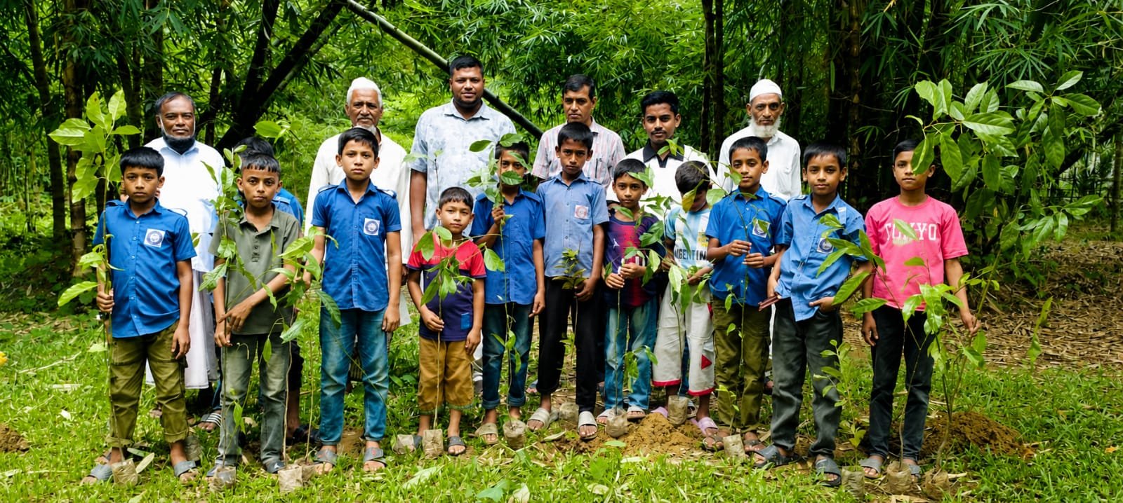 একটি শিশু, এক বৃক্ষ’ স্লোগানে শ্যামপুরে বৃক্ষরোপণ ও চারা বিতরণ কর্মসূচি