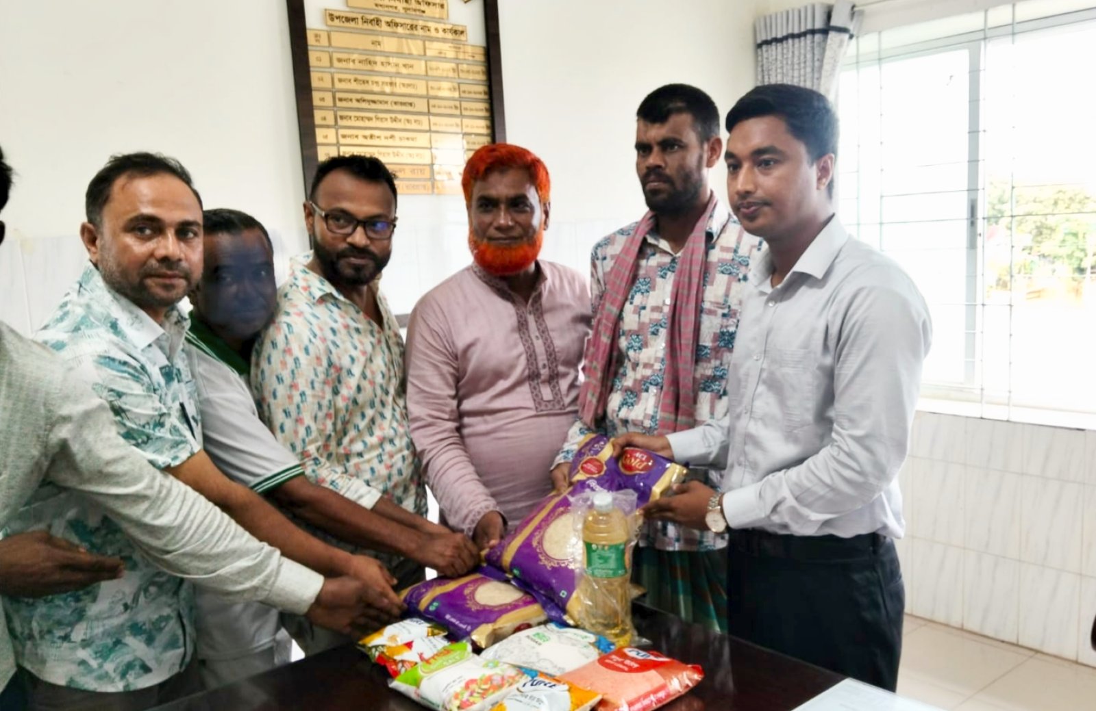 দুর্ঘটনায় আহত মাহাদেবের পাশে মধ্যনগর উপজেলা প্রশাসন