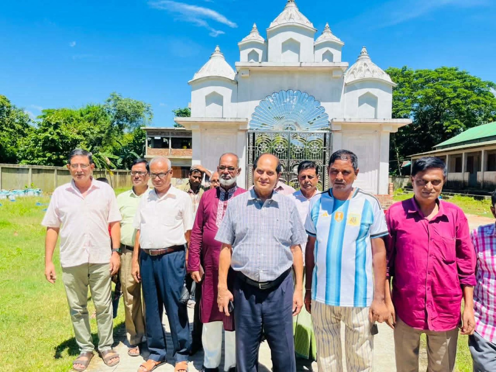 রামকৃষ্ণ সেবাশ্রম পরিদর্শনে আশরাফ উদ্দিন, ব্রিজ ও রাস্তা চান এলাকাবাসী