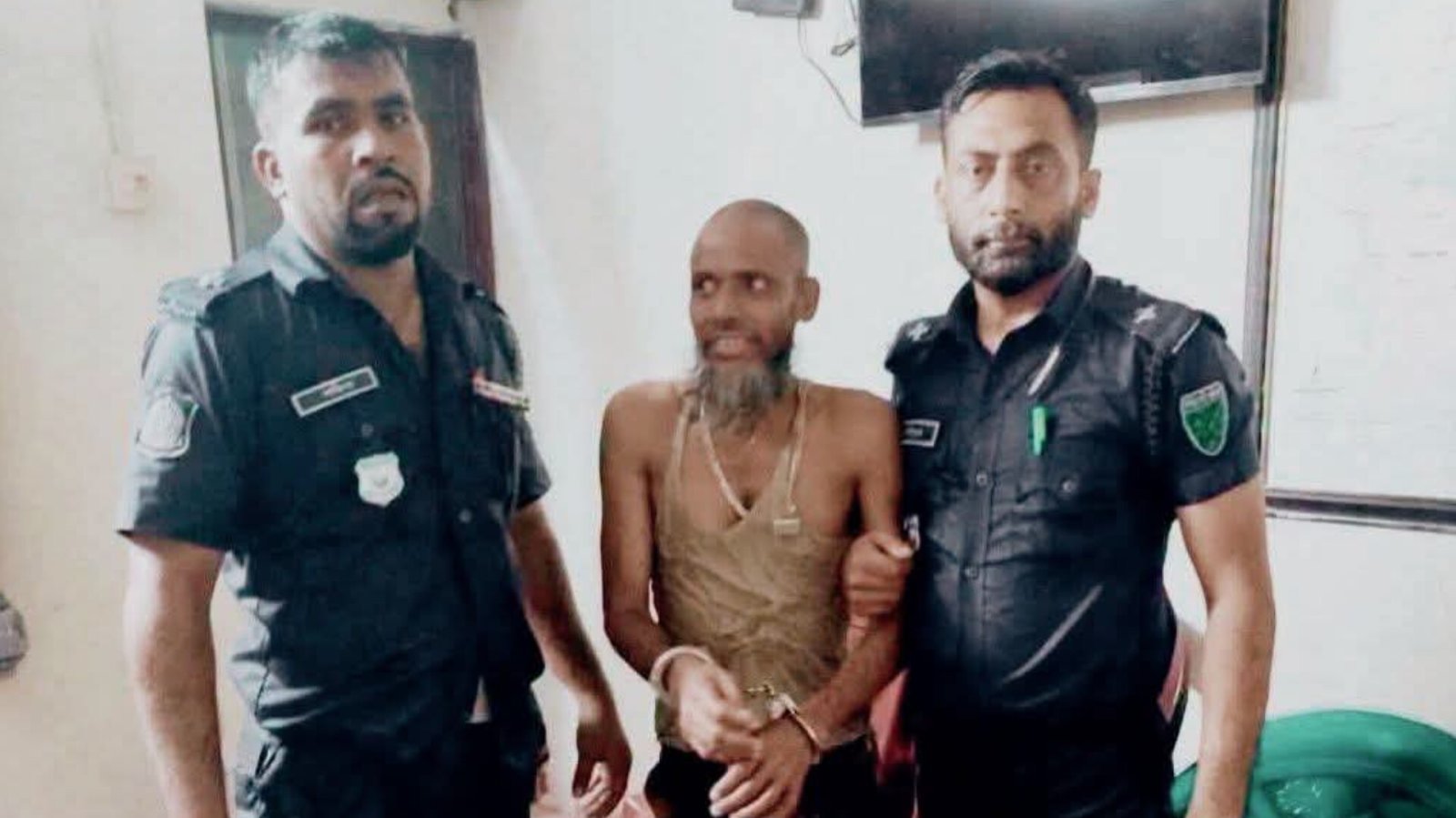 ব্রাহ্মণগ্রামে বাথরুম থেকে বস্তাবন্দি মরদেহ উদ্ধার,  অভিযানে আটক ১