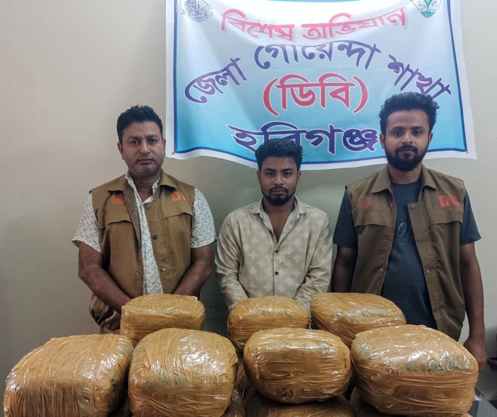 হবিগঞ্জে ডিবি পুলিশের অভিযানে ২৮ কেজি গাঁজা উদ্ধার, মাইক্রোবাসসহ আটক ১