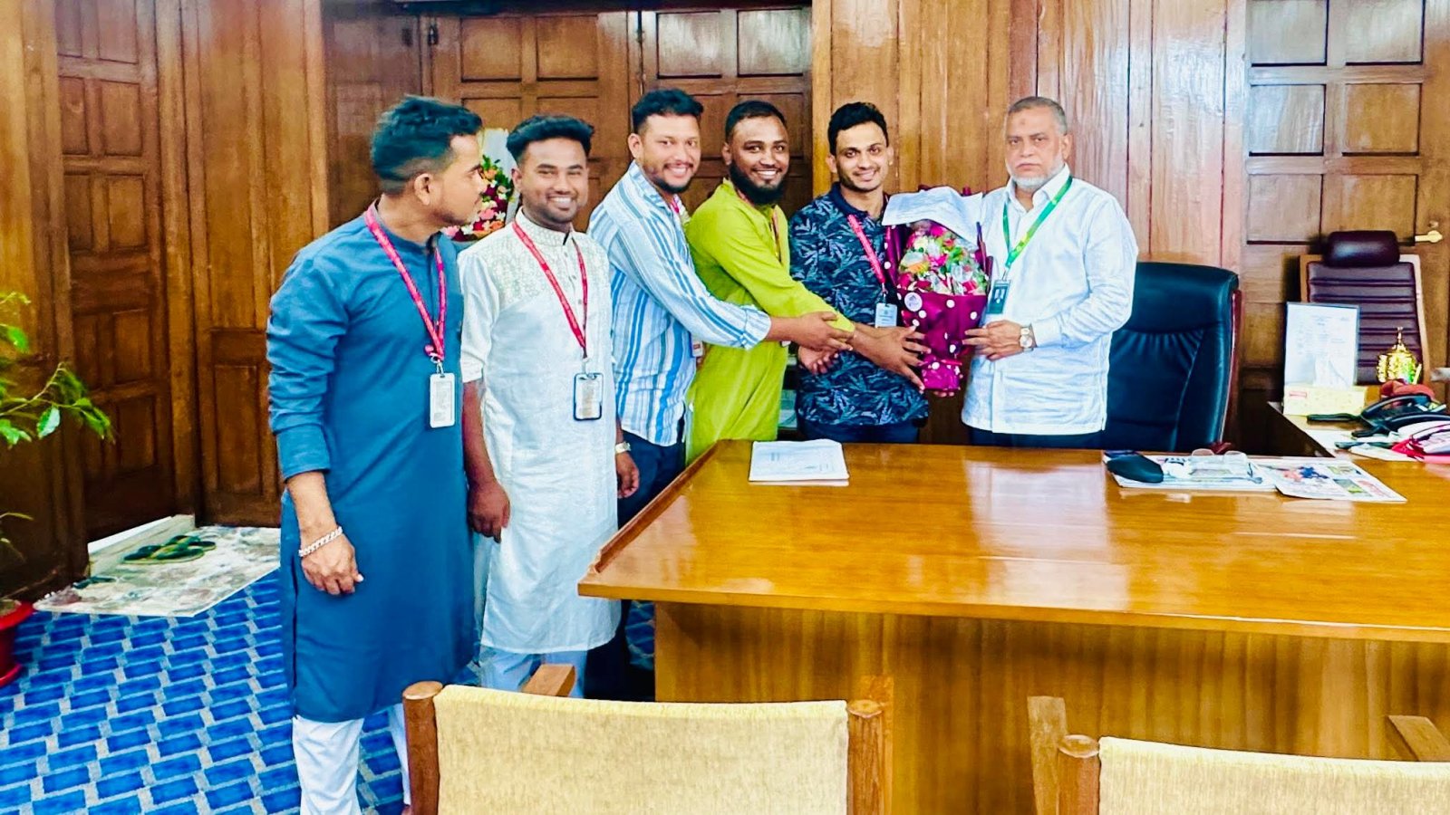 বুল্লা সিংহ গ্রাম বালিকা উচ্চ বিদ্যালয়ের এডহক কমিটির সভাপতি ফজলে রাব্বী, হুইপ জি কে গউছকে ফুলেল শুভেচ্ছা