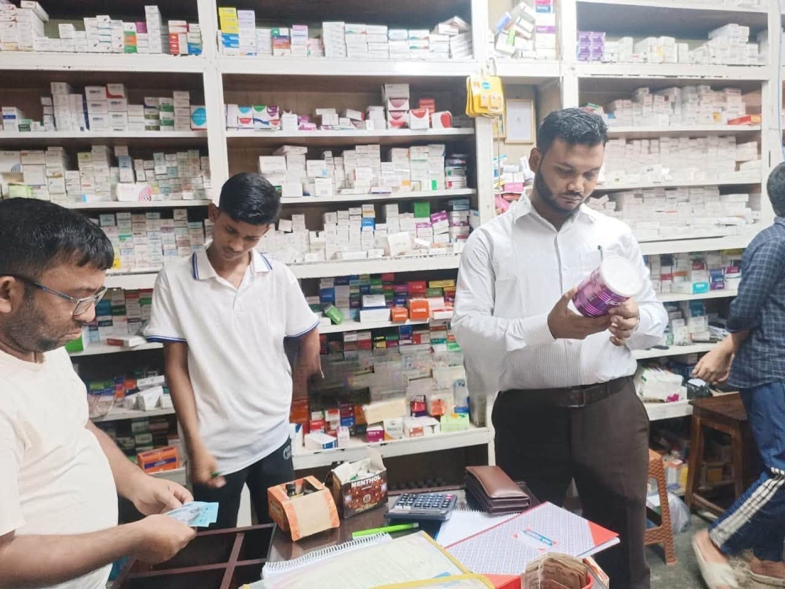 দিরাইয়ে ভ্রাম্যমাণ আদালতের অভিযান: মেয়াদোত্তীর্ণ ওষুধ রাখায় ৪ ফার্মেসিকে ৯০ হাজার টাকা জরিমানা