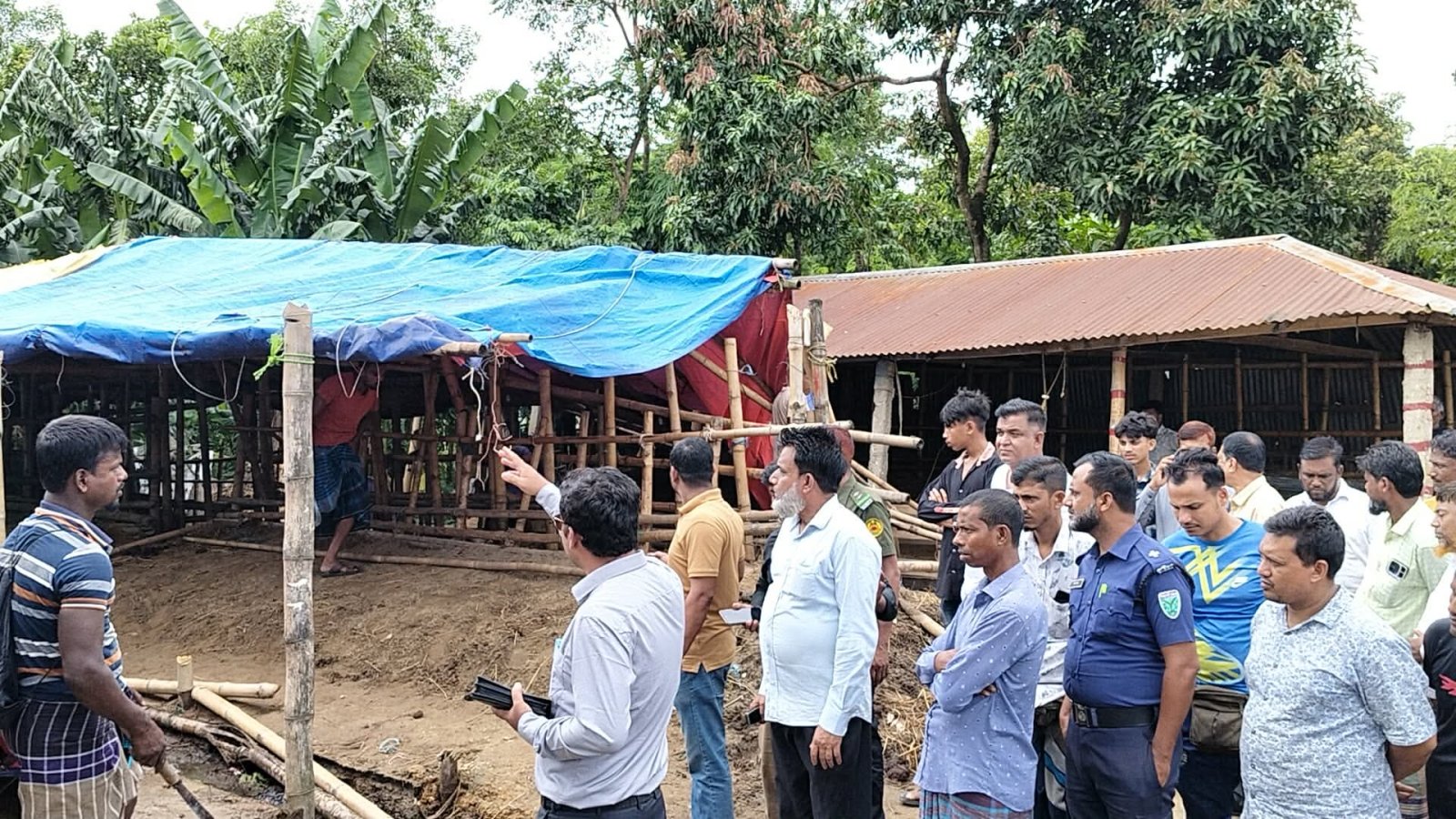মেয়াদ শেষের দেড় মাস পরও চলছিল চিকনাগুলের অস্থায়ী পশুর হাট, প্রশাসনের উচ্ছেদ অভিযান