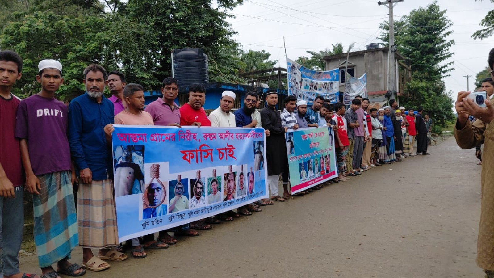 রুস্তম আলী হত্যার বিচার দাবিতে শান্তিগঞ্জে মানববন্ধন ও বিক্ষোভ, আসামি গ্রেফতারে ১২ ঘণ্টার