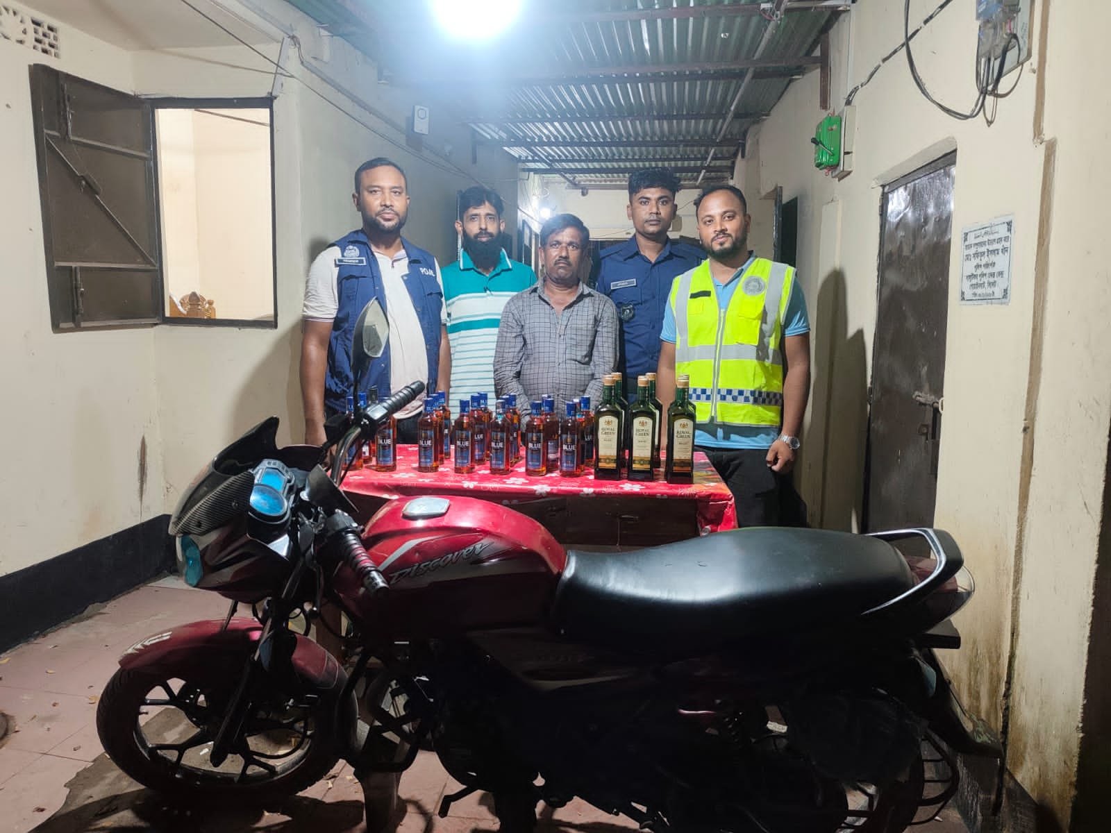 গোয়াইনঘাটে ভারতীয় মদসহ মাদক ব্যবসায়ী গ্রেপ্তার, ২৮ বোতল হুই