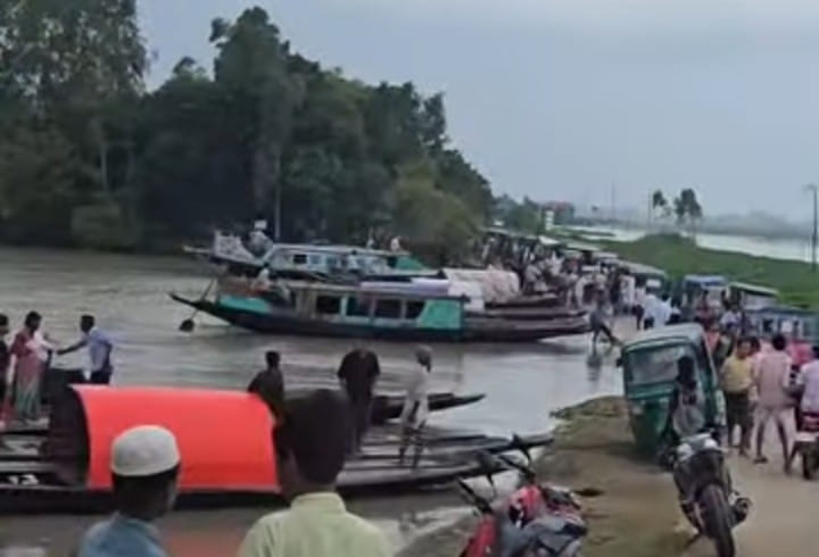 বর্ষায় ‘মিনি কক্সবাজার’ লাখাইয়ের চিকনপুর ব্রিজে পর্যটকদের ঢল, আডোবা সড়কের দাবিতে স্থানীয়রা
