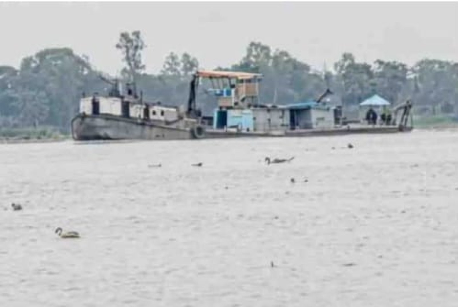 আদালতের নিষেধাজ্ঞা উপেক্ষার অভিযোগ: জগন্নাথপুরে কুশিয়ারা নদী থেকে অবাধে বালু উত্তোলন, বাড়ছে ভাঙনের শঙ্কা