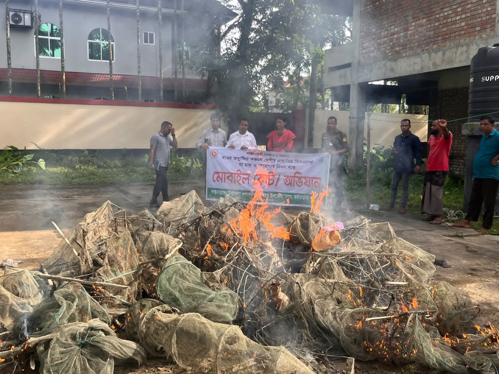 বালাগঞ্জে মোবাইল কোর্টের অভিযান: ২ লাখ টাকার নিষিদ্ধ জাল জব্দ, জনসম্মুখে পুড়িয়ে ধ্বংস