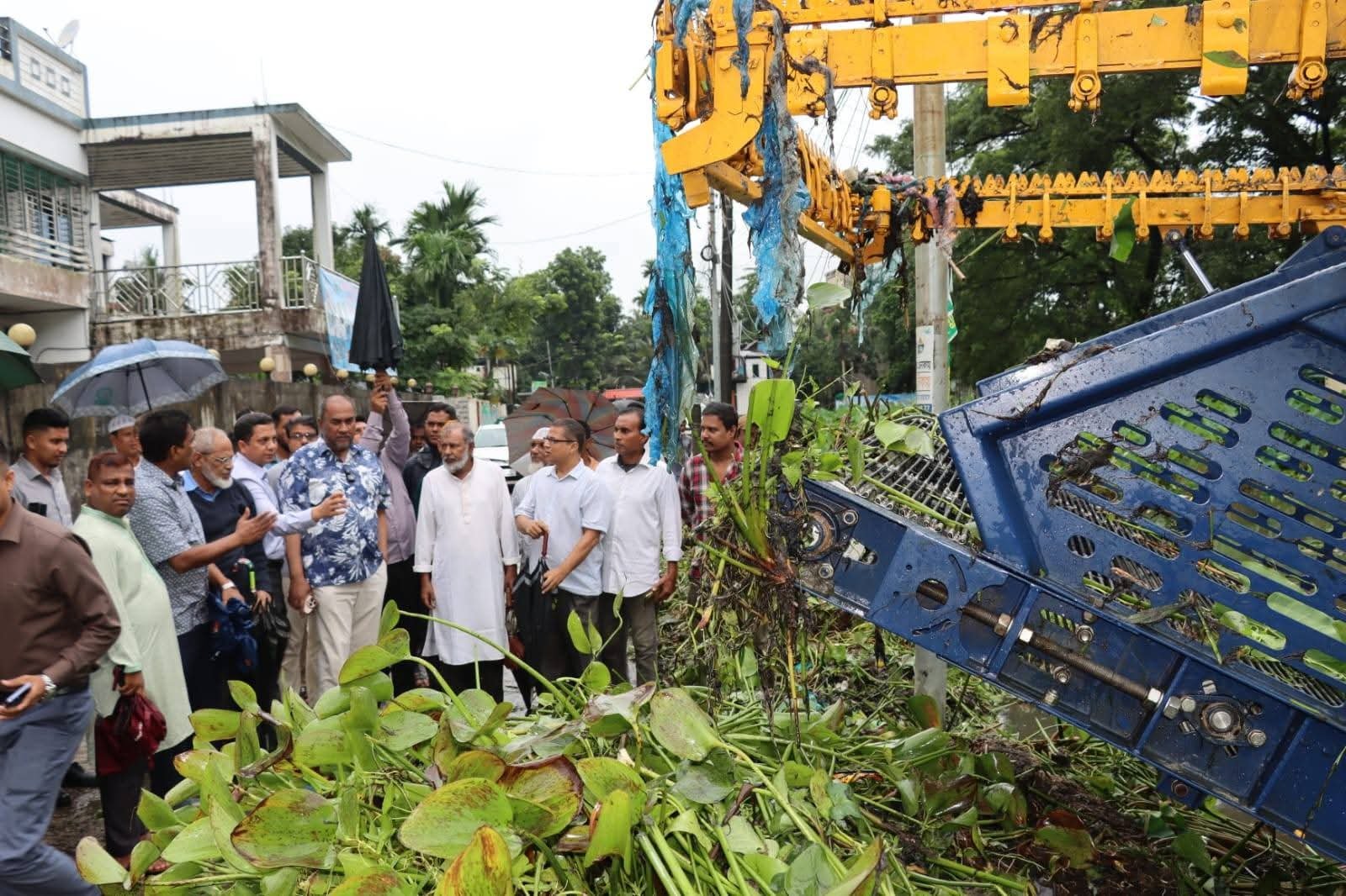 খোজারখলা পুকুরে শুরু উদ্ধার অভিযান: উইড হারভেস্টারে কচুরিপানা অপসারণ, ফিরছে হারানো প্রাণচাঞ্চল্য