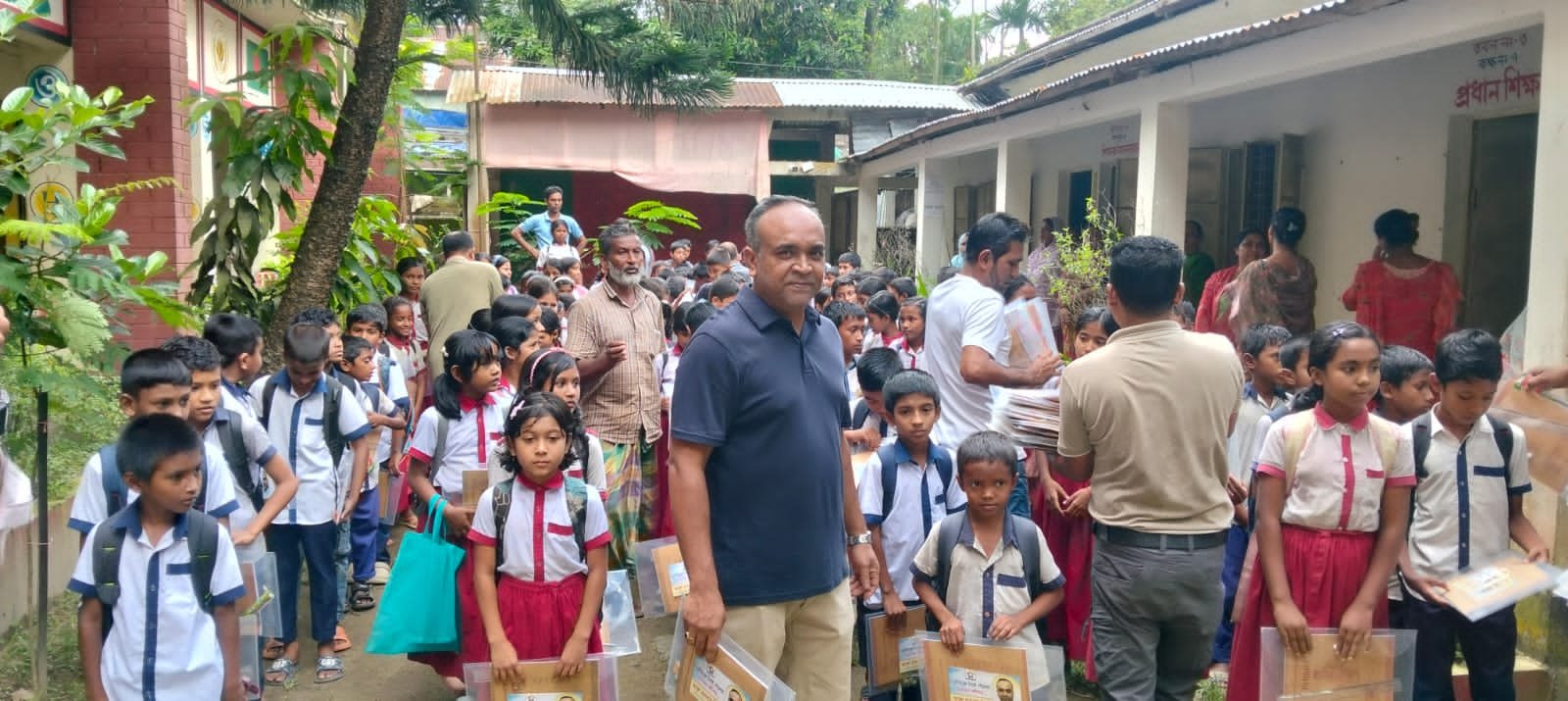 দিরাইয়ে শিক্ষার্থীদের মাঝে শিক্ষা উপকরণ বিতরণ করলেন মেয়র প্রার্থী আবুল হাসনাত রিপন