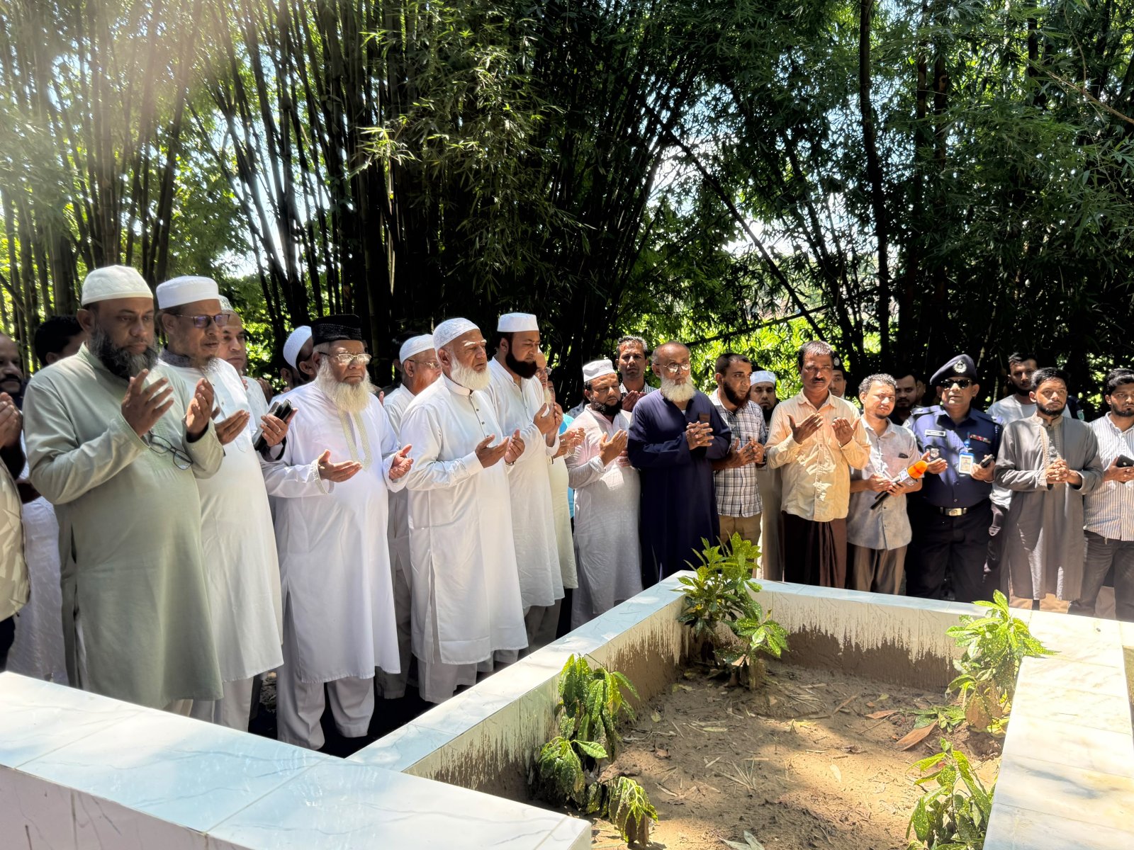 বিয়ানীবাজারে শহীদ সাংবাদিক এ টি এম তুরাবের কবর জিয়ারত করলেন বিরোধীদলীয় নেতা ডা. শফিকুর রহমান