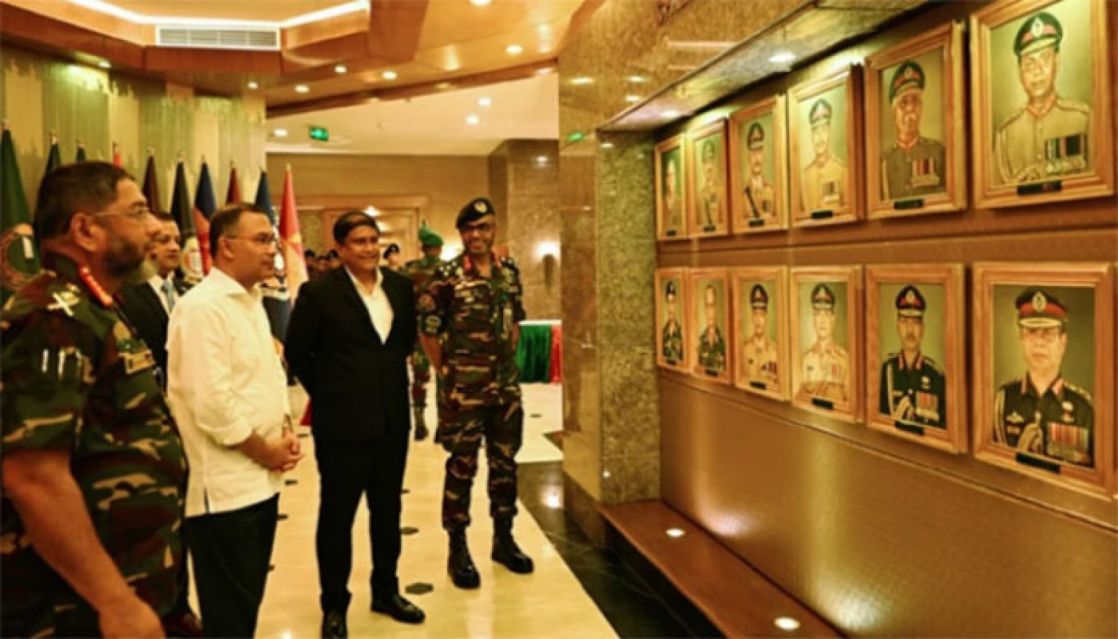 সেনাপ্রধানদের গ্যালারিতে বাবার প্রতিকৃতির সামনে আবেগঘন মুহূর্ত প্রধানমন্ত্রীর