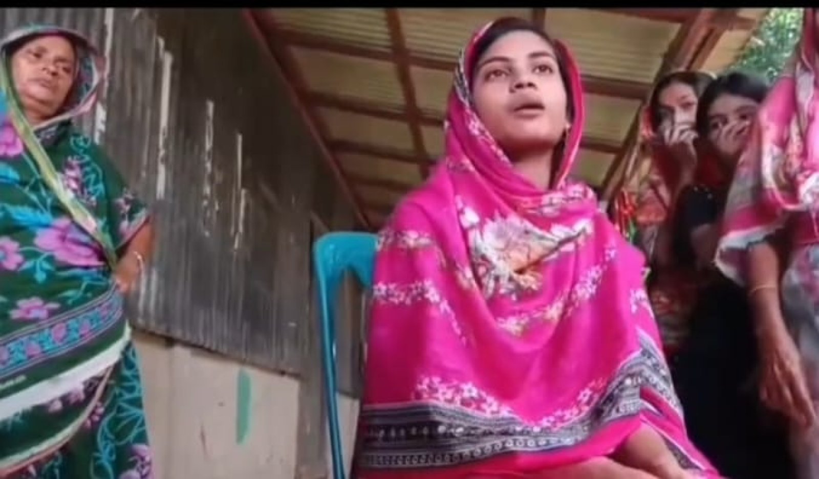 তাহিরপুরে প্রেমিকের বাড়িতে বিয়ের দাবিতে প্রেমিকার অনশন