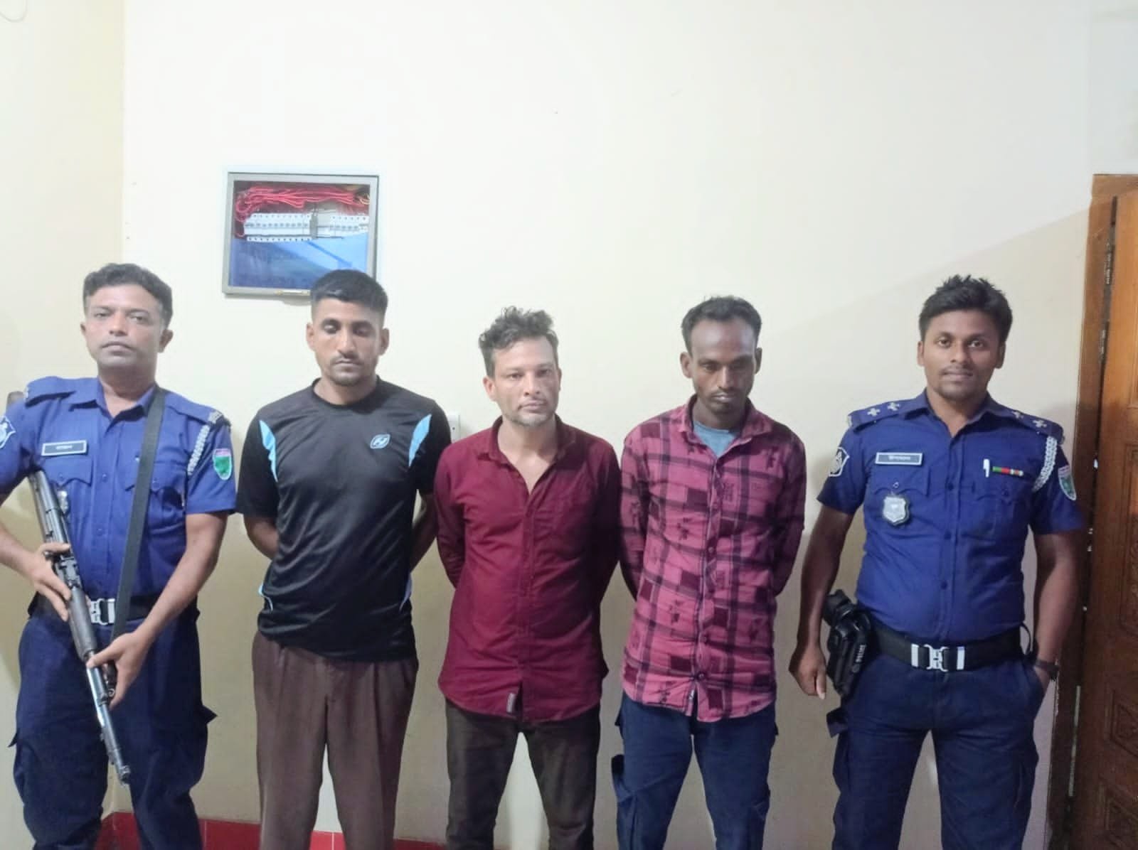 গোলাপগঞ্জে ৬০ পিস ইয়াবাসহ তিনজন গ্রেপ্তার