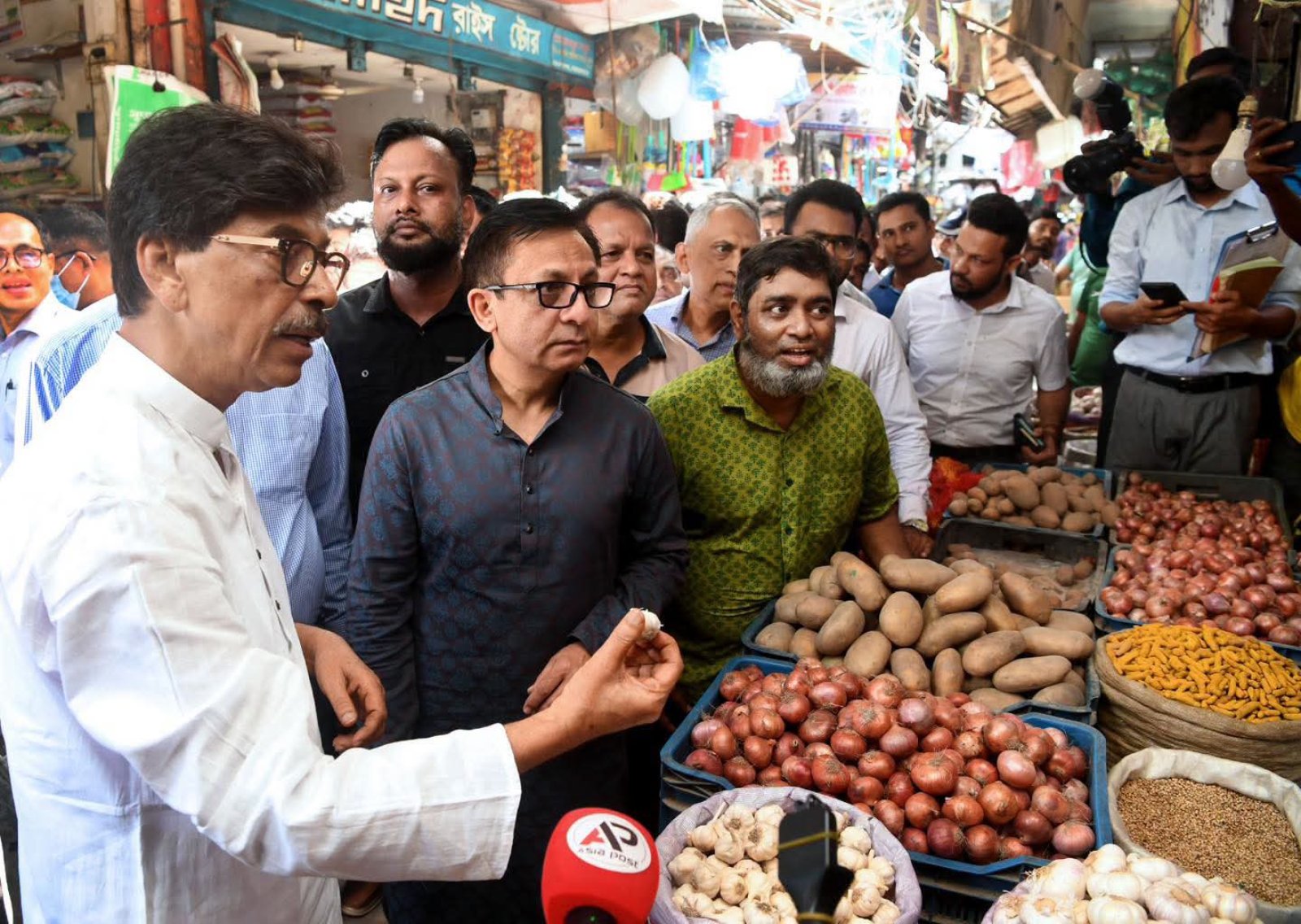 নিত্যপণ্যের বাজার পরিস্থিতি পর্যবেক্ষণে শান্তিনগর কাঁচাবাজার পরিদর্শনে বাণিজ্যমন্ত্রী, কৃষিমন্ত্রী ও খাদ্য প্রতিমন্ত্রী