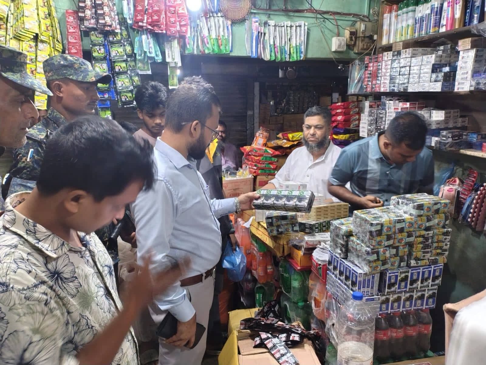 শাহপরাণে র‍্যাব-জেলা প্রশাসনের যৌথ অভিযানে ধরা পড়ল নকল সিগারেটের মজুত