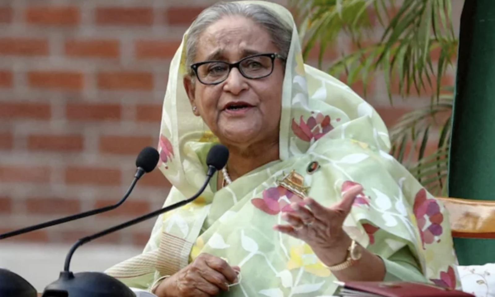 দুই বছর পর জনসমক্ষে শেখ হাসিনা, রাজনৈতিক ভবিষ্যৎ নিয়ে গুরুত্বপূর্ণ বার্তা
